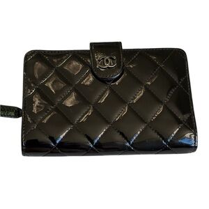 COPY - Chanel iconic patent black quilted wallet